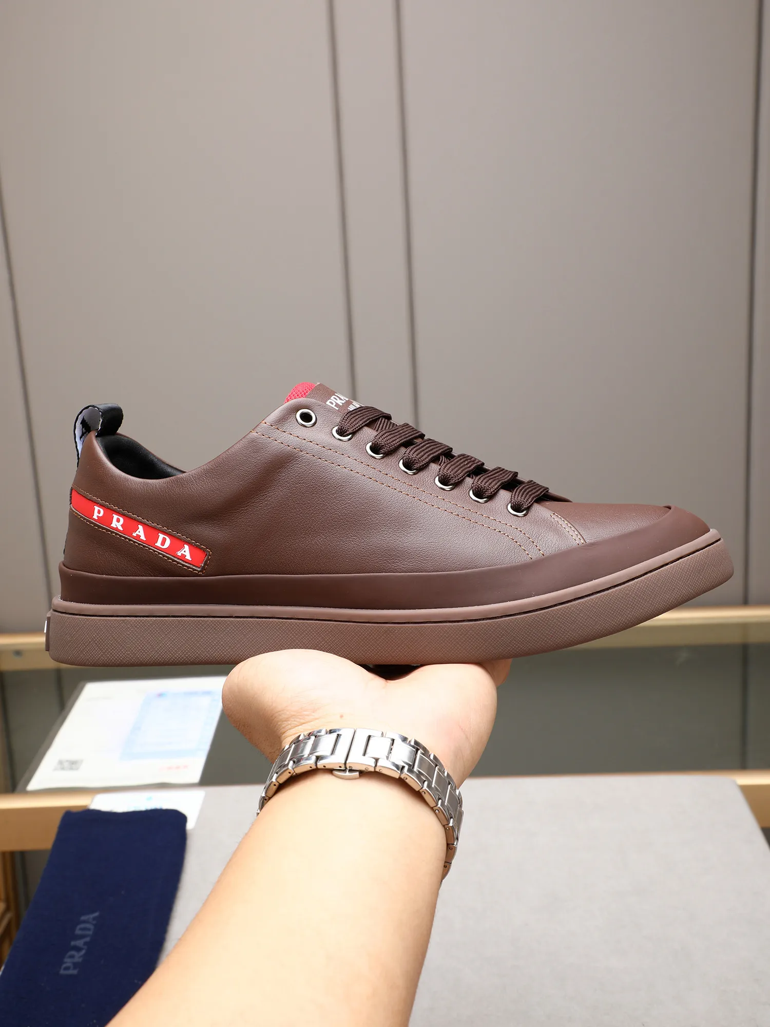 Men's shoes💰420💰 Brand: PRADA (Prada) Standard code: Men's code 38–44 (45 can be customized) Material: Original cowhide, breathable sheep lining Special outsole Style category: Men's fashionable casual sneakers Low-key luxury! Color: actual picture color